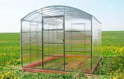 Теплица с прямыми стенами и полукруглой крышей