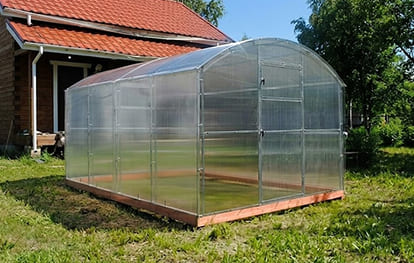 Теплица с прямыми стенами и поликарбонатом